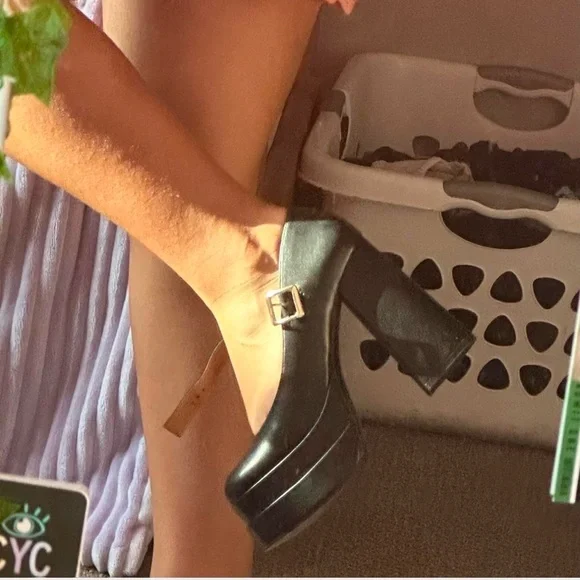 X2B Black faux leather Mary Jane platform heels with gold clasp - Picture 5 of 7